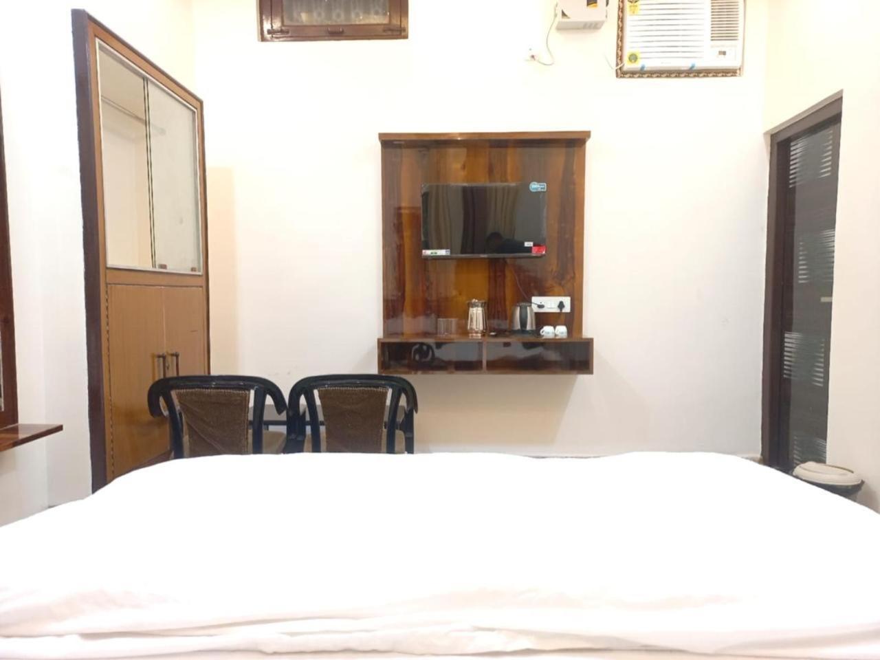 Kalash Guest House Ayodhya Exterior photo